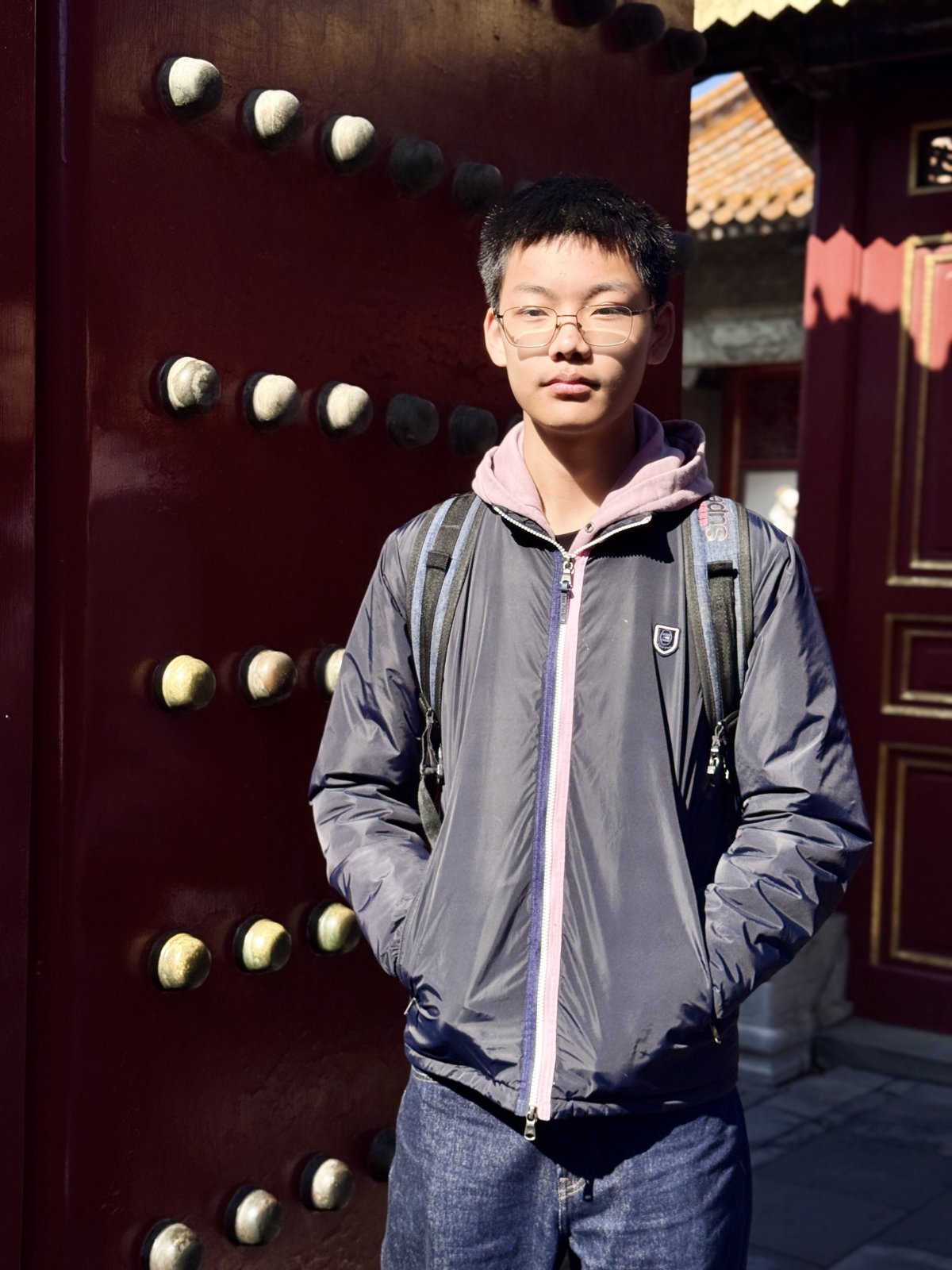 Alex devant une porte traditionnelle de la Cit&eacute; interdite