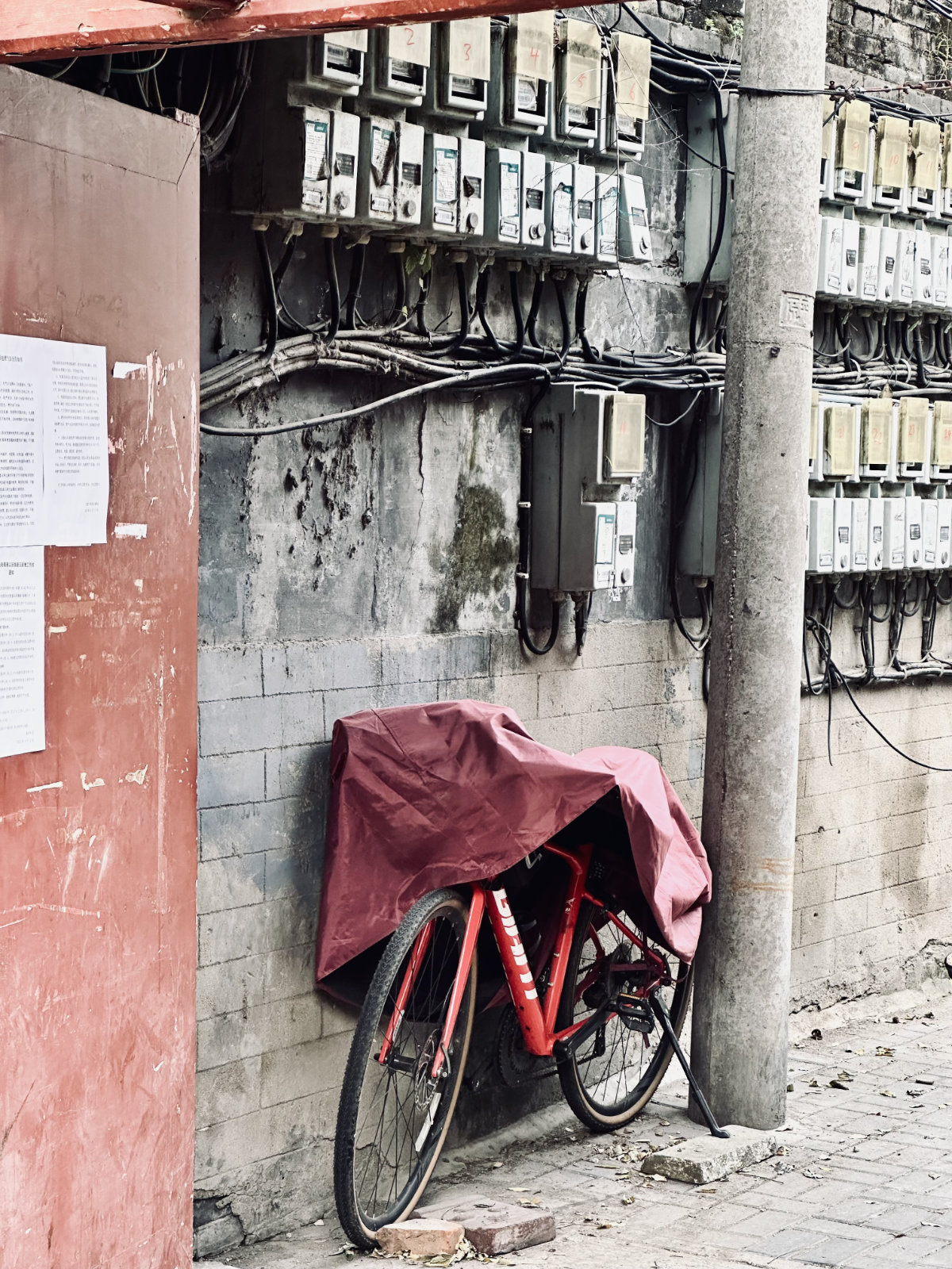 Le mur des compteurs et le v&eacute;lo rouge endormi sous la poussi&egrave;re