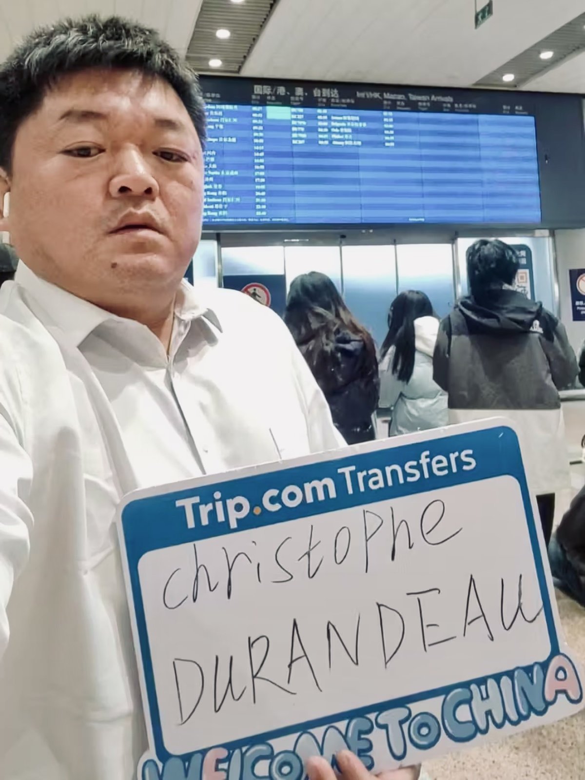 Le chauffeur nous attend &agrave; l'a&eacute;roport de P&eacute;kin