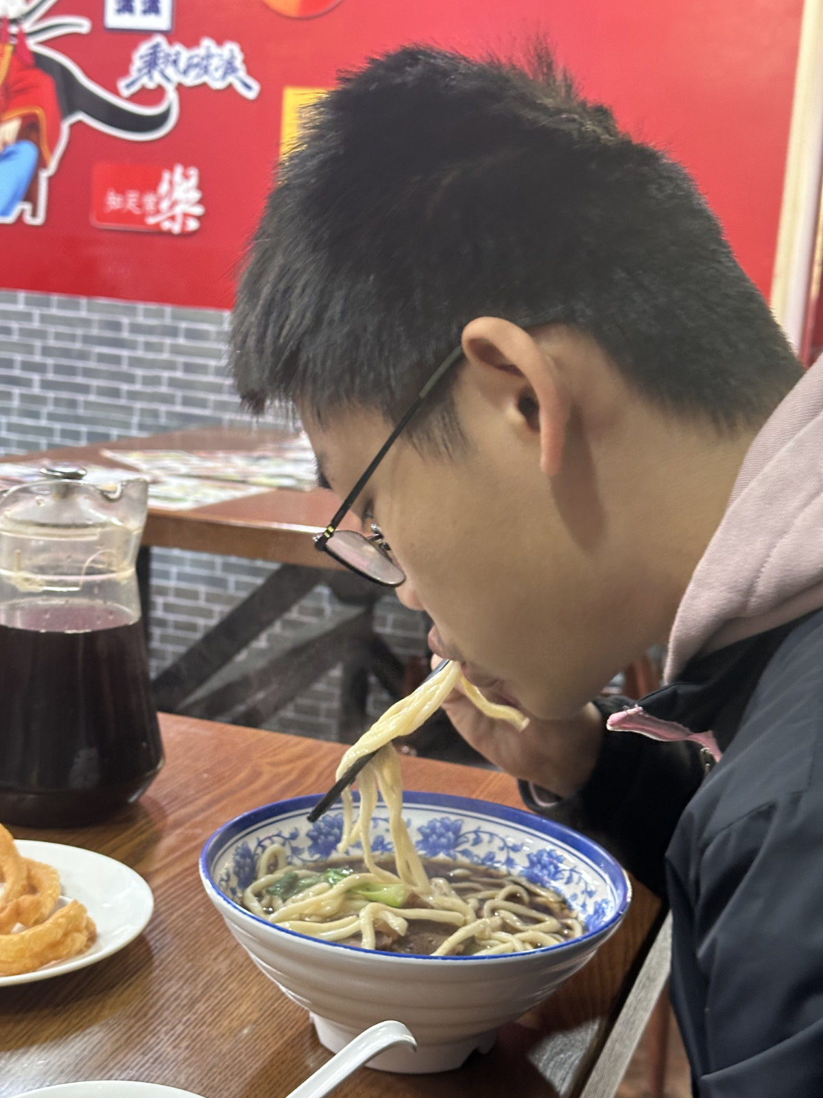 Alex mange un bol de nouilles