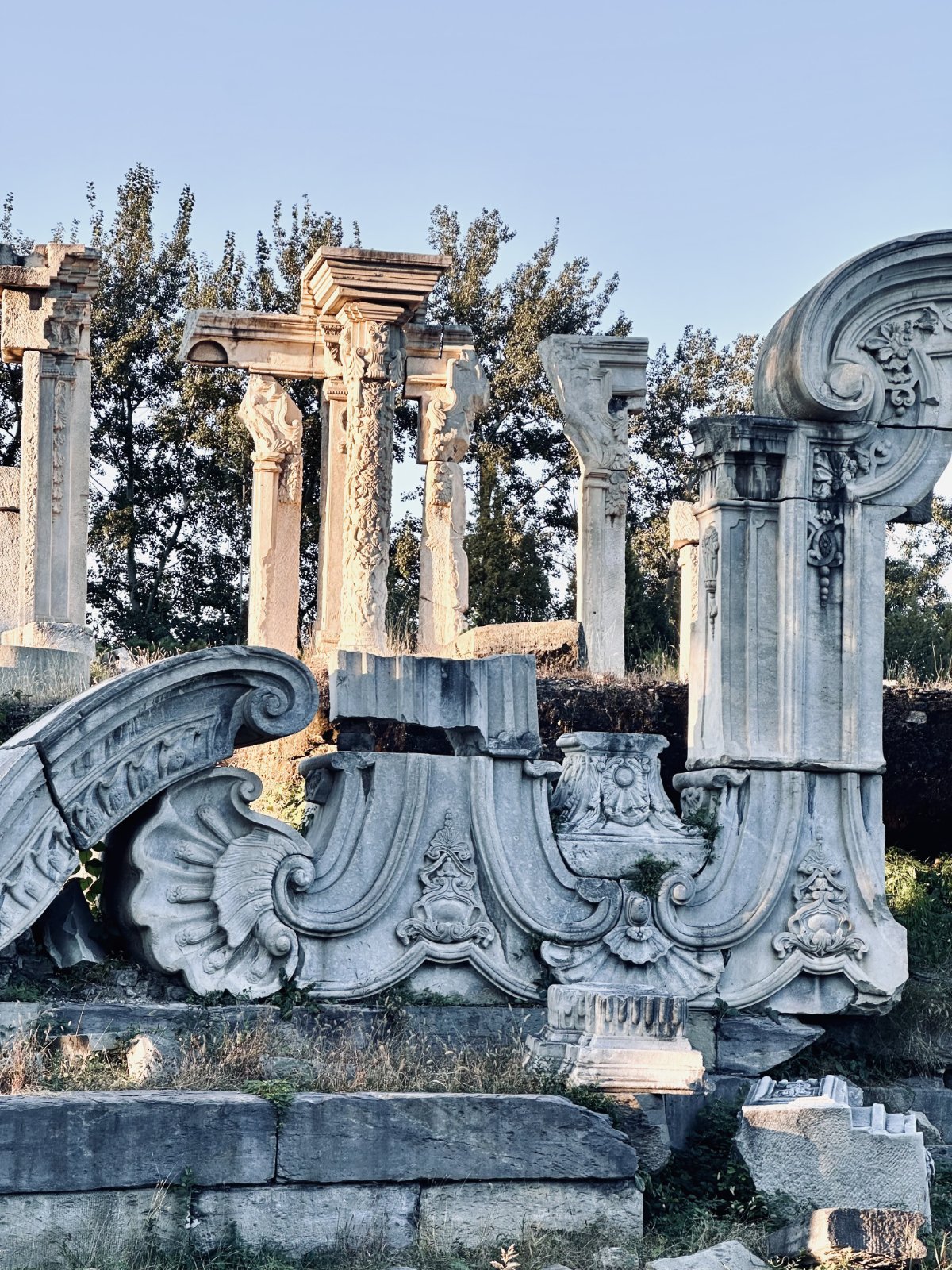 Ruines sculpt&eacute;es, silence apr&egrave;s l&rsquo;incendie