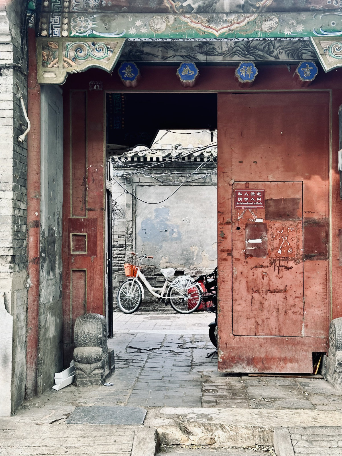 Une porte entrouverte, un v&eacute;lo blanc, et la lumi&egrave;re d&rsquo;un autre temps