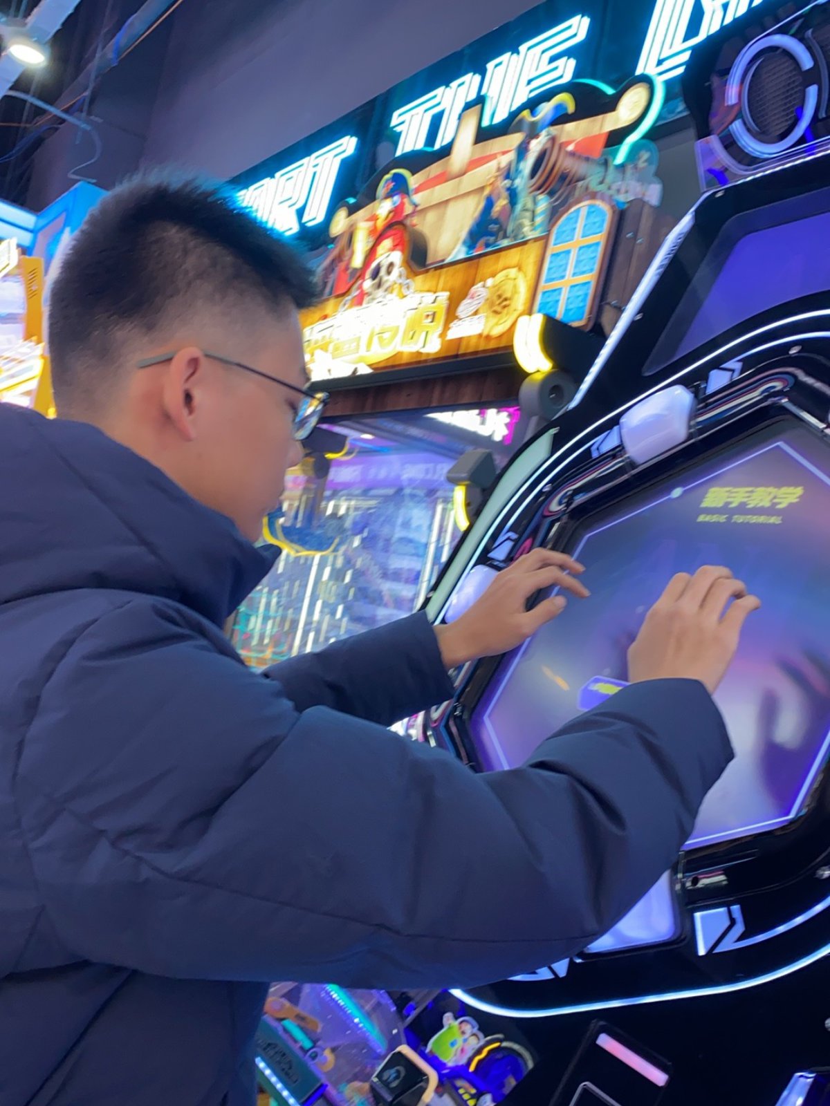 Alex sur une borne d'arcade
