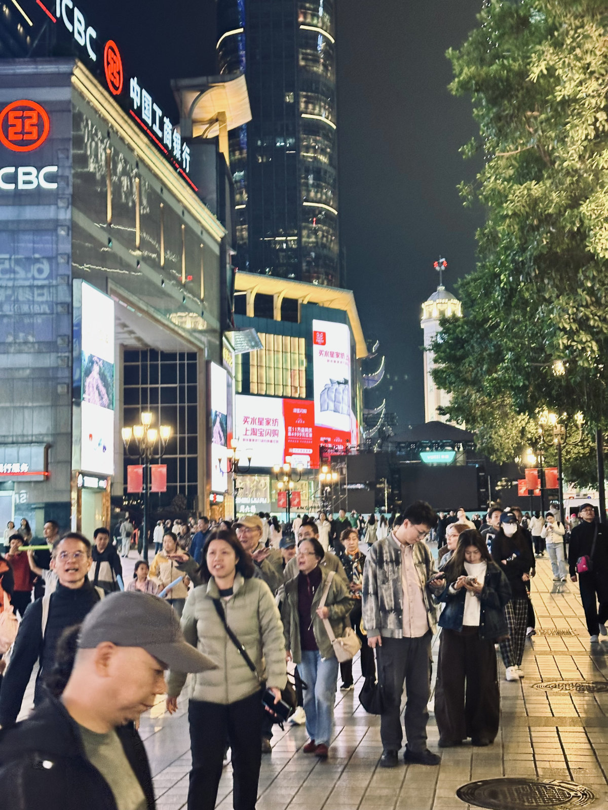 Chine moderne, Chongqing, Chongqing Jiefangbei, Chongqing la nuit, La Chine de nuit, Sc&egrave;ne de rue, Ville verticale