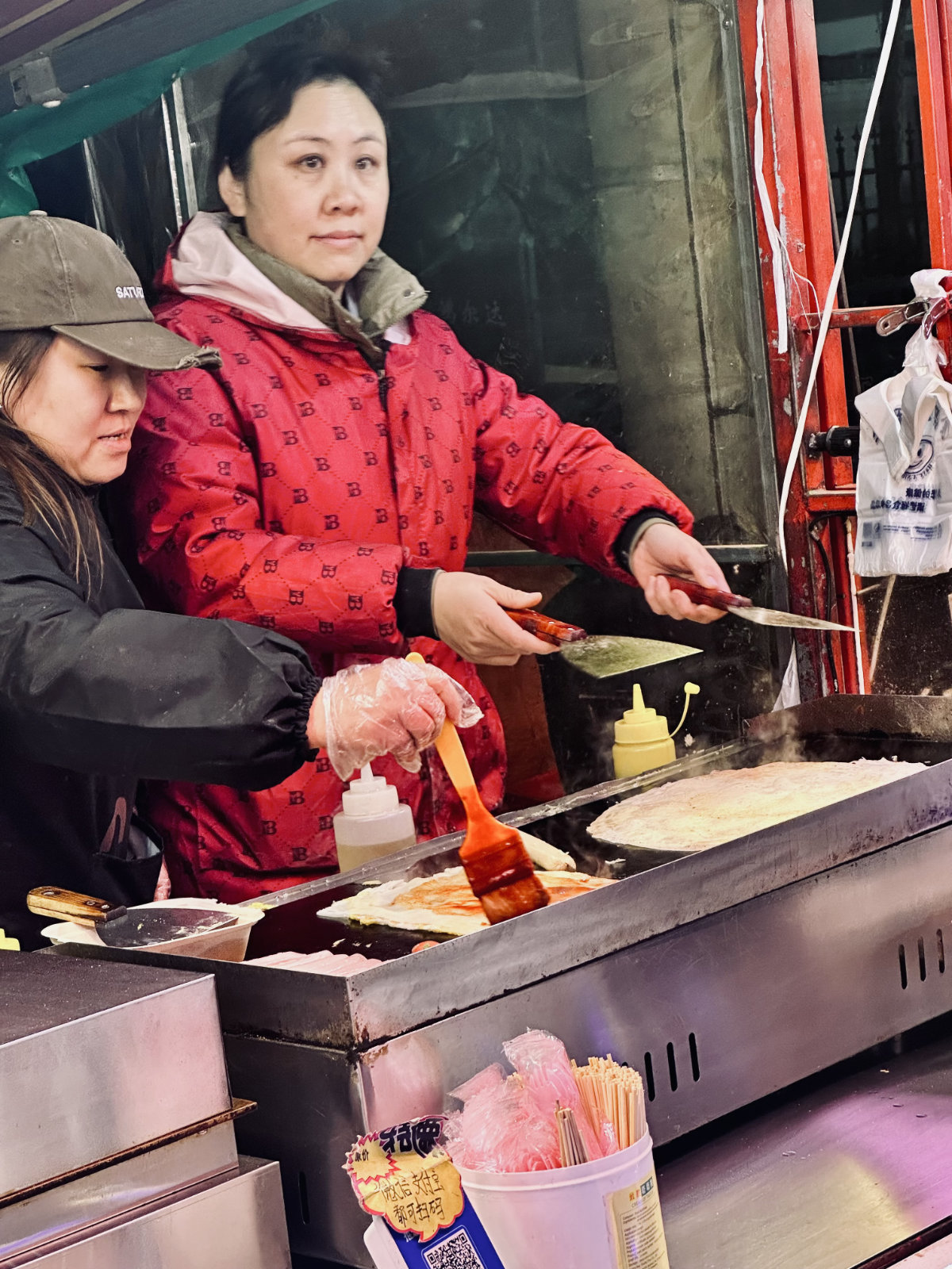 Street-food &agrave; Shenyang : cr&ecirc;pes dor&eacute;es, mains agiles et chaleur du soir dans la ville