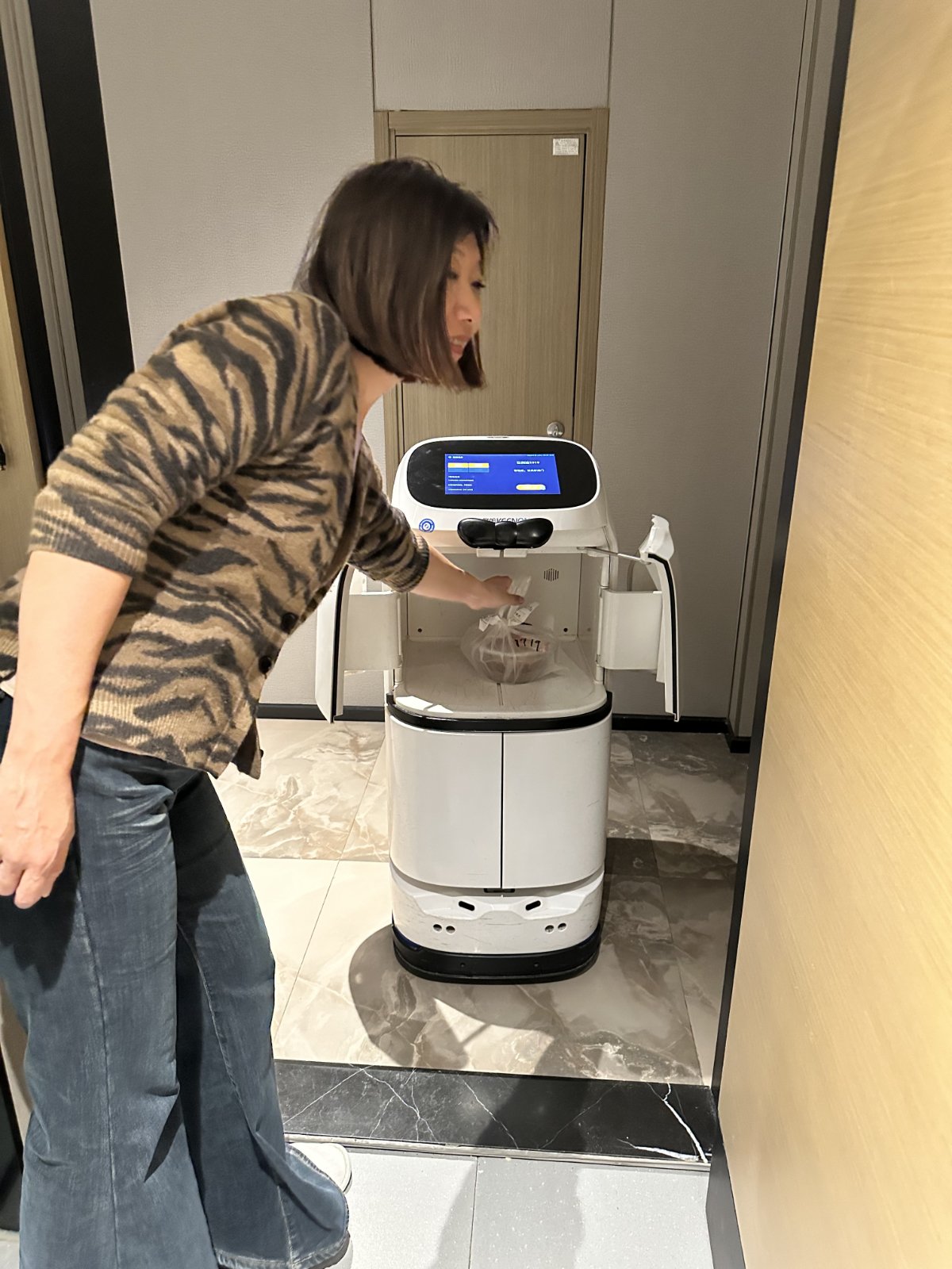 Robot de livraison de repas &agrave; l'h&ocirc;tel