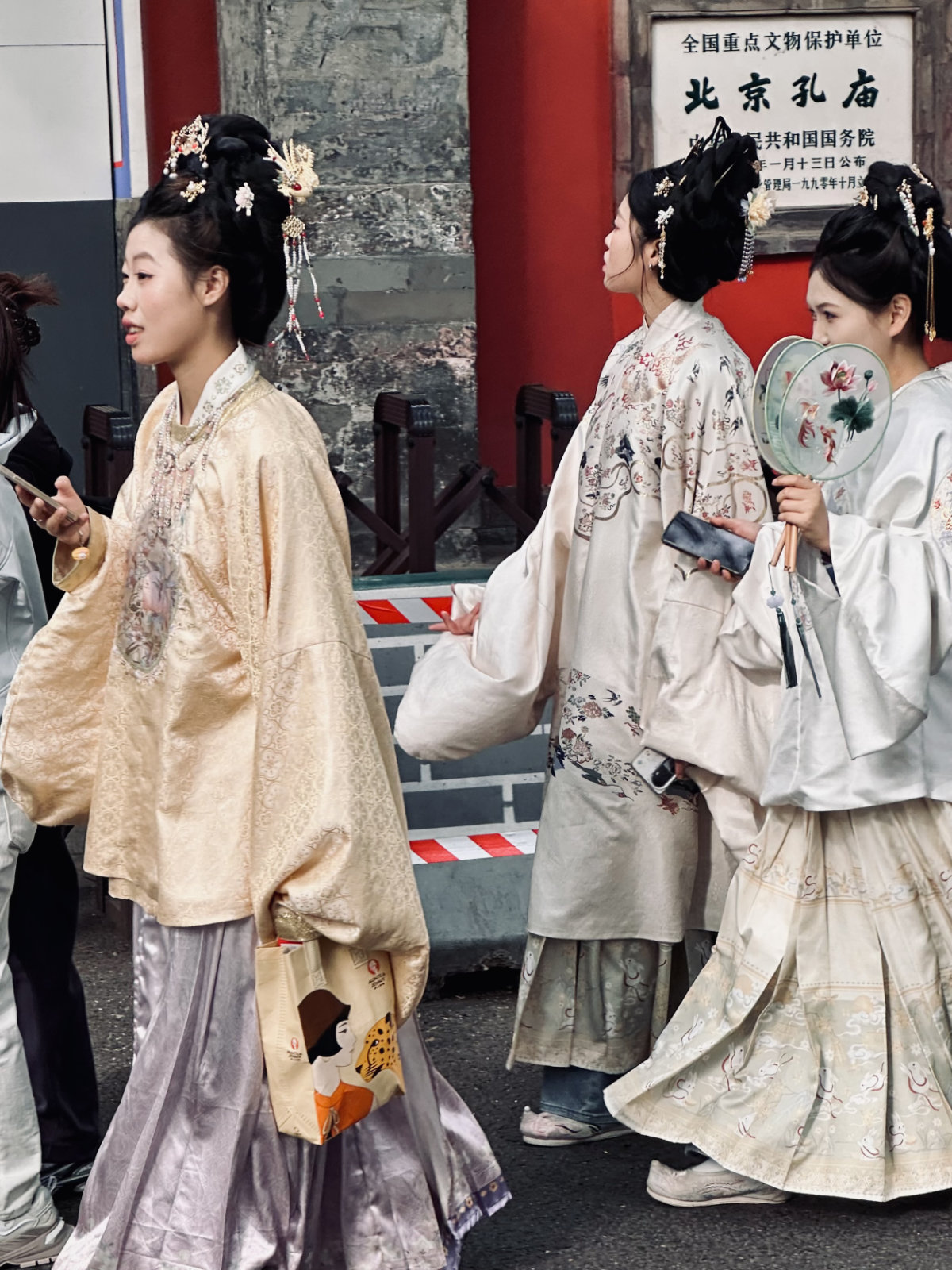 Guochao, Hutongs de P&eacute;kin, P&eacute;kin, Sc&egrave;ne du quotidien, Tradition et modernit&eacute;